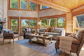 Smart TV, fireplace - Gated Resort Setting*WiFi*Spacious*Hot Tub (Sevierville)