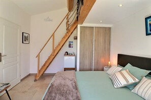 1 bedroom, desk, travel crib, free WiFi - Au temps des secrets guest room breakfast included (Roquevaire)