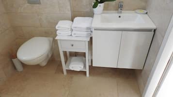 Haartrockner, Handtücher, Seife, Toilettenpapier