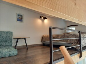 Travel crib, free WiFi, bed sheets