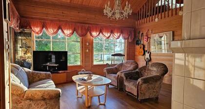 Cozy 3BR Riverside House with Sauna