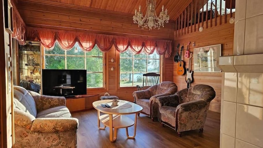 Cozy 3BR Riverside House with Sauna