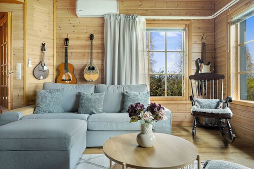 Cozy 3BR Riverside House with Sauna