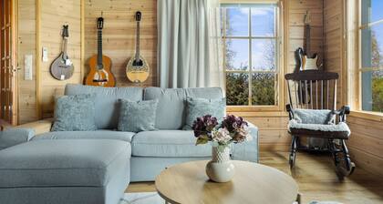 Cozy 3BR Riverside House with Sauna