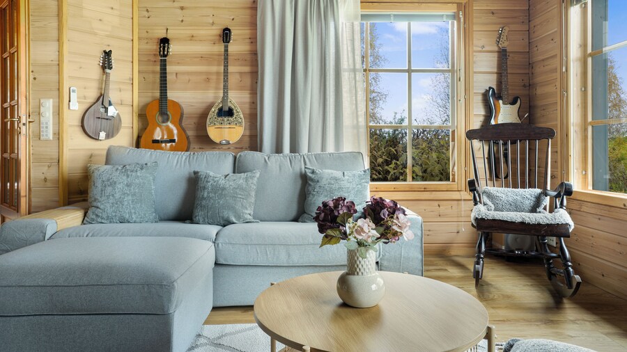 Cozy 3BR Riverside House with Sauna