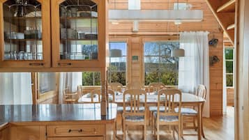 Comfort-talo, patio, jokinäköala | Yksityinen keittiö | Täysikokoinen jääkaappi, mikroaaltouuni, uuni, liesi