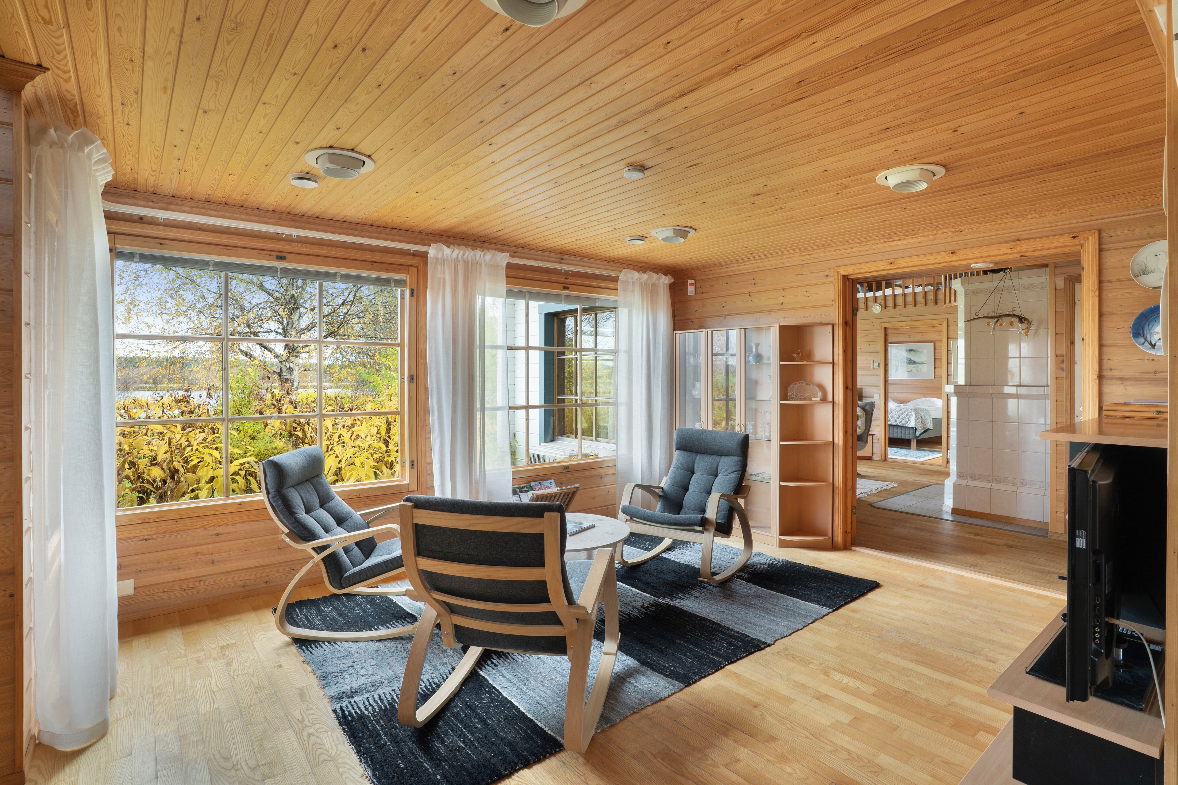 Hus – comfort, terrasse, elveutsikt | Oppholdsområde