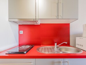 Fridge, microwave, dishwasher, coffee/tea maker