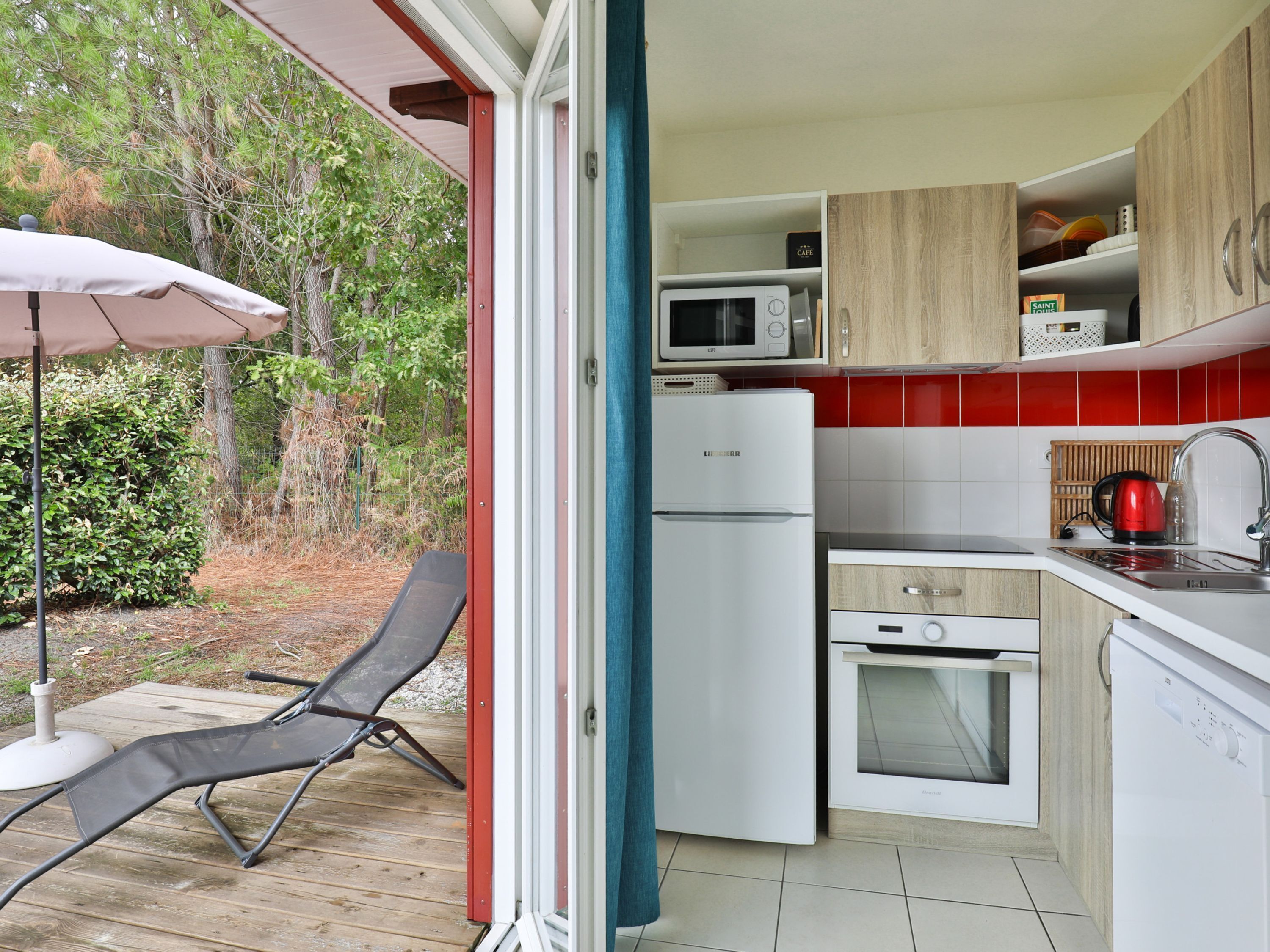 Fridge, oven, dishwasher, coffee/tea maker