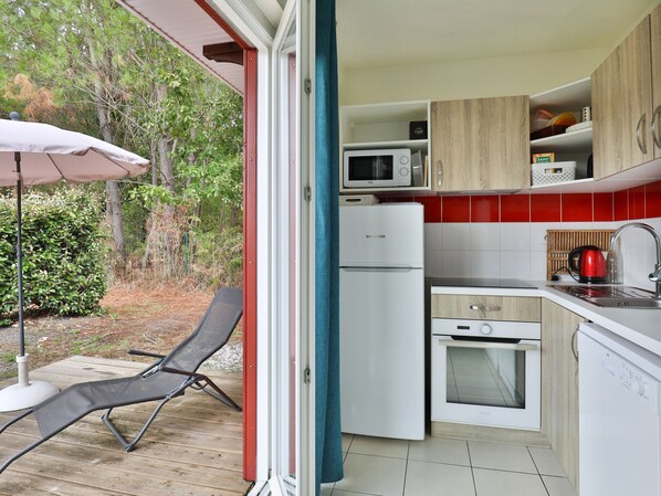 Fridge, oven, dishwasher, coffee/tea maker