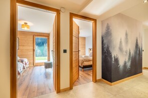 7 quartos, ferros/tábuas de passar roupa, roupa de cama