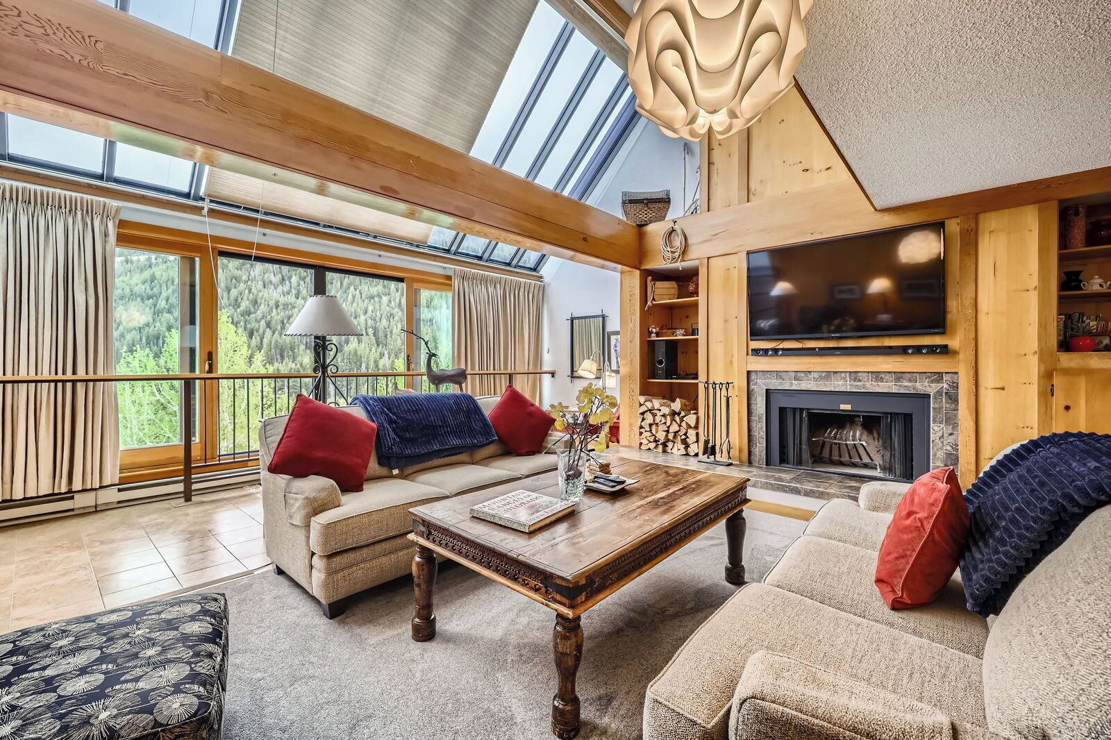 Televisión y chimenea 