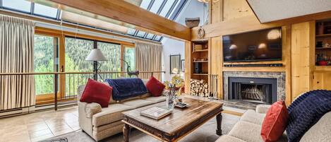 Televisión y chimenea