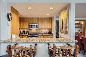 Kjøleskap, mikrobølgeovn, kokeplater og kaffetrakter/tekoker