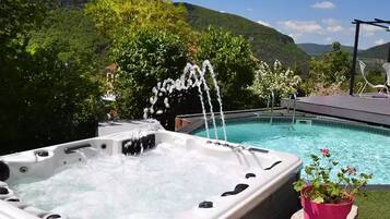 Bain à remous extérieur