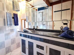 Shower, hair dryer, towels - Guest Rooms - Castle with Shared Pool (Mostuéjouls)