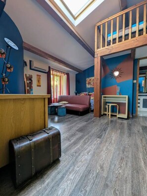 Interior - Guest Rooms - Castle with Shared Pool (Mostuéjouls)