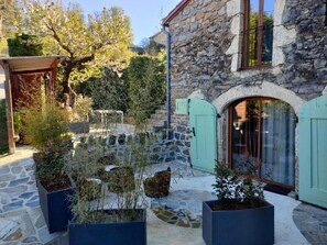 Terrace/patio - Guest Rooms - Castle with Shared Pool (Mostuéjouls)