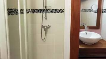 Douche, sèche-cheveux, serviettes fournies