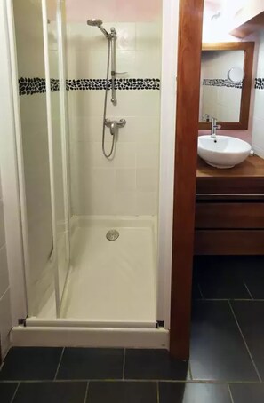 Ducha, secador de pelo y toallas
