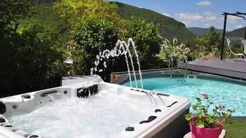 Bain à remous extérieur