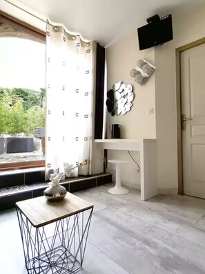 Interior - Bed and Breakfast 'Chambres D'hôtes - Les Baumes' with Shared Pool, Wi-Fi and Air Conditioning (Mostuéjouls)