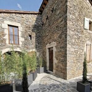 Exterior - Bed and Breakfast 'Chambres D'hôtes - Les Baumes' with Shared Pool, Wi-Fi and Air Conditioning (Mostuéjouls)