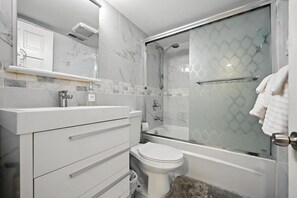 Shower, hair dryer - Charming Home in Vibrant Philadelphia (Philadelphia)