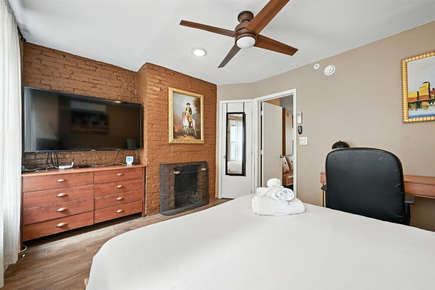 4 bedrooms, desk, iron/ironing board, travel crib