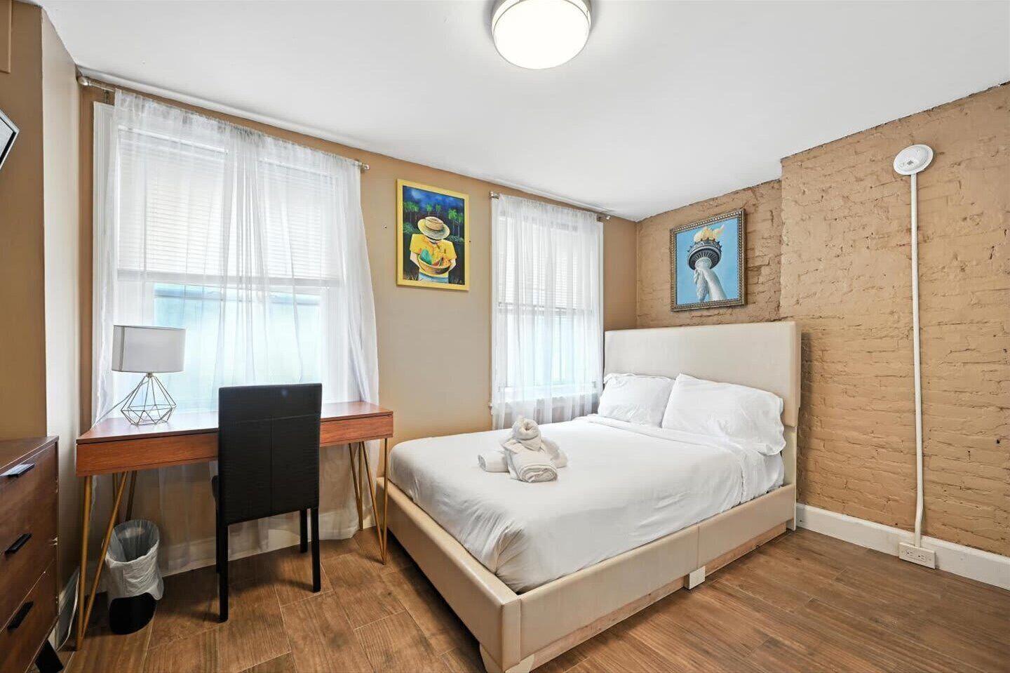 4 bedrooms, desk, iron/ironing board, travel crib