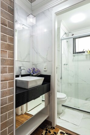 SĂšche-cheveux, serviettes fournies, savon, papier toilette