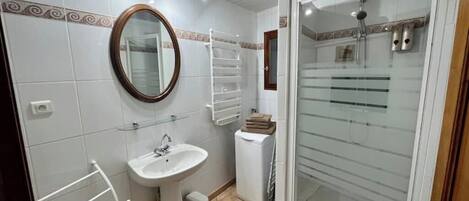 Suihku, hiustenkuivaaja, pyyhkeet, saippua