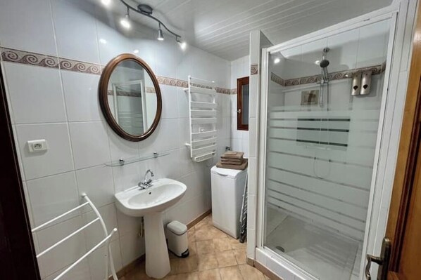 Regadera, secadora de cabello, toallas, jabón 