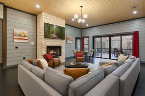 Smart TV, chimenea, futbolito y oficina 