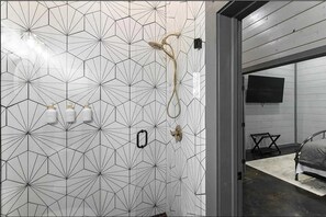 Regadera, secadora de cabello, toallas, jabón 