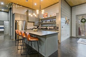 Kylskåp, mikrovågsugn, ugn och spishäll