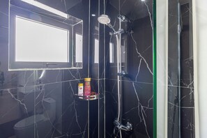 Shower, hair dryer, bidet, towels - Cosy 2BR Kilimani. Heated Pool. Gym, Sauna. Near Yaya (Nairobi)