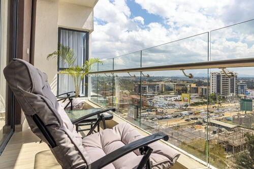 Cosy 2BR Kilimani. Heated Pool. Gym, Sauna. Near Yaya