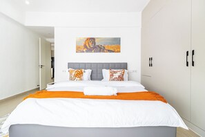 2 chambres, bureau, fer et planche à repasser, lit de bébé portatif