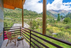 华丽双人房, 阳台, 山景 | 熨斗/熨板、免费 WiFi