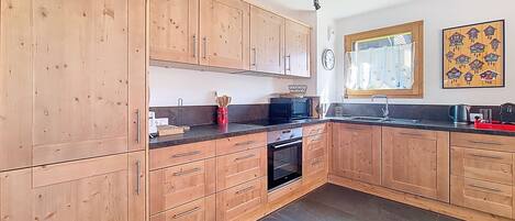 Kühlschrank, Mikrowelle, Ofen, Geschirrspüler