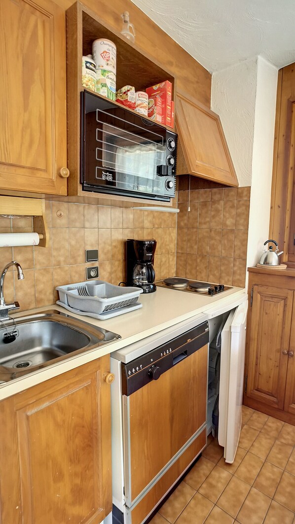 Fridge, oven, dishwasher, coffee/tea maker
