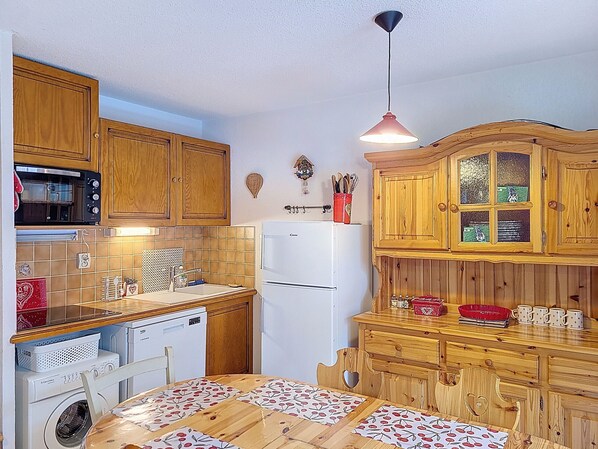 Fridge, oven, dishwasher, coffee/tea maker