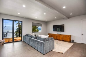 Televisión y chimenea 