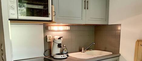 Jääkaappi, mikroaaltouuni, astianpesukone, kahvin-/teenkeitin