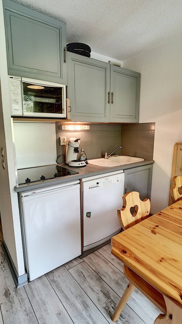 Fridge, microwave, dishwasher, coffee/tea maker