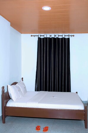 Tabla de planchar con plancha, wifi y ropa de cama