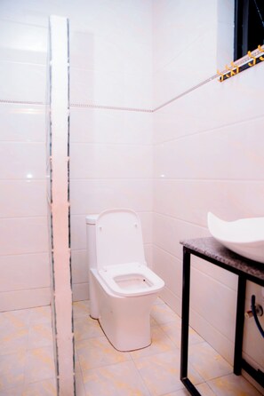Shower, hair dryer, towels, soap - THE MOON 3-bedroom Apartment (Gisenyi)