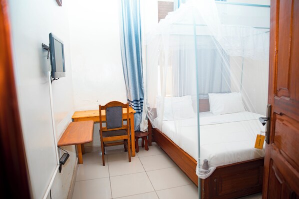 Tabla de planchar con plancha, wifi y ropa de cama 