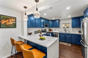 Køleskab, mikrobølgeovn, ovn, kogeplade